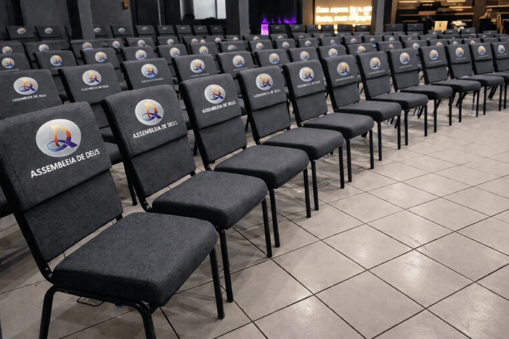 cadeiras para igreja e escola